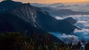 Un paysage montagneux, avec un ciel dégagé et des nuages.