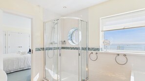 Hus (5 Bedrooms) | Bad | Kombinert dusj/badekar, hårføner og håndklær