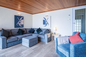 House (5 Bedrooms) | Living area | 32-inch TV with cable channels, fireplace - Rainbow Leap - 5 Bed Holiday Home - Saundersfoot (Saundersfoot)