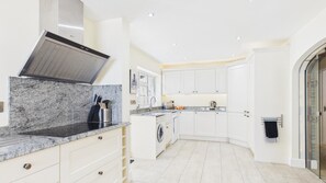 Hus (5 Bedrooms) | Eget kjøkken | Mikrobølgeovn, ovn, kokeplater og oppvaskmaskin