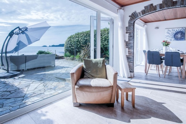 Terrace/patio - Rainbow Leap - 5 Bed Holiday Home - Saundersfoot (Saundersfoot)