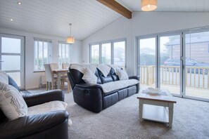 Floor plan - Oakland Lodge - 2 Bedroom Lodge - Wisemans Bridge (Narberth)