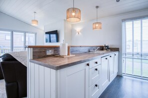 Floor plan - Oakland Lodge - 2 Bedroom Lodge - Wisemans Bridge (Narberth)