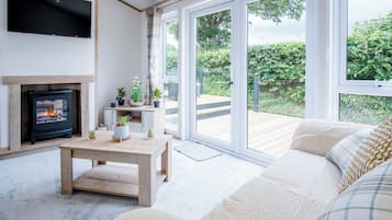 Departamento (3 Bedrooms) | Área de sala de estar | Televisión de 32 pulgadas con canales por cable y chimenea