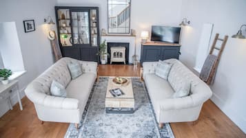 Småhus (3 Bedrooms) | Oppholdsområde | En 32-tommers smart-TV med kabel-kanaler