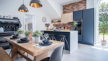 Mikrobølgeovn, ovn, kokeplater og oppvaskmaskin