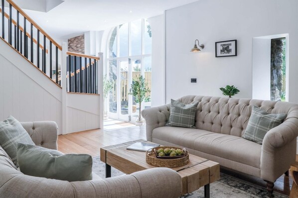 32-inch Smart TV with cable channels - The Granary - 3 Bed Barn Conversion - Llawhaden (Narberth)