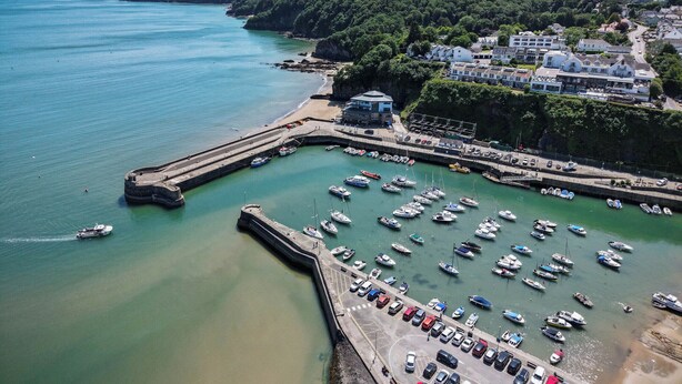 A coastal town with a marina, a pier, and buildings along the shore. - Clover Cottage - 2 Bedroom Cottage - Begelly (Kilgetty)
