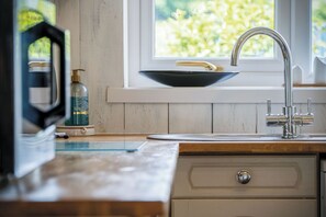 Microwave, oven, stovetop, dishwasher - Clover Cottage - 2 Bedroom Cottage - Begelly (Kilgetty)