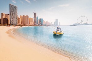 Na praia, espreguiçadeiras, toalhas de praia