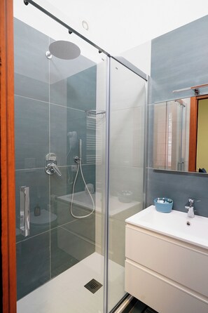 Dutxa, assecador de cabells, bidet i tovalloles 