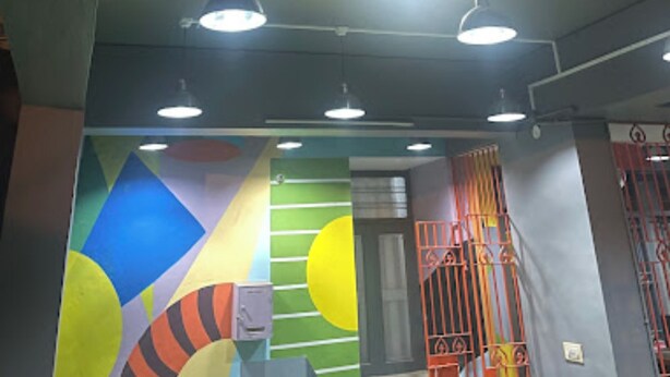 Fachada de un edificio con el letrero 'Living Studio'.