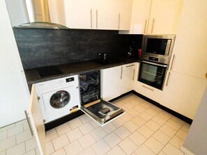 Kylskåp, mikrovågsugn, ugn och diskmaskin