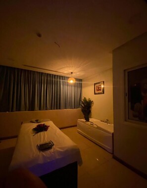 Sauna, hot tub, steam room, Turkish bath/hammam, body treatments