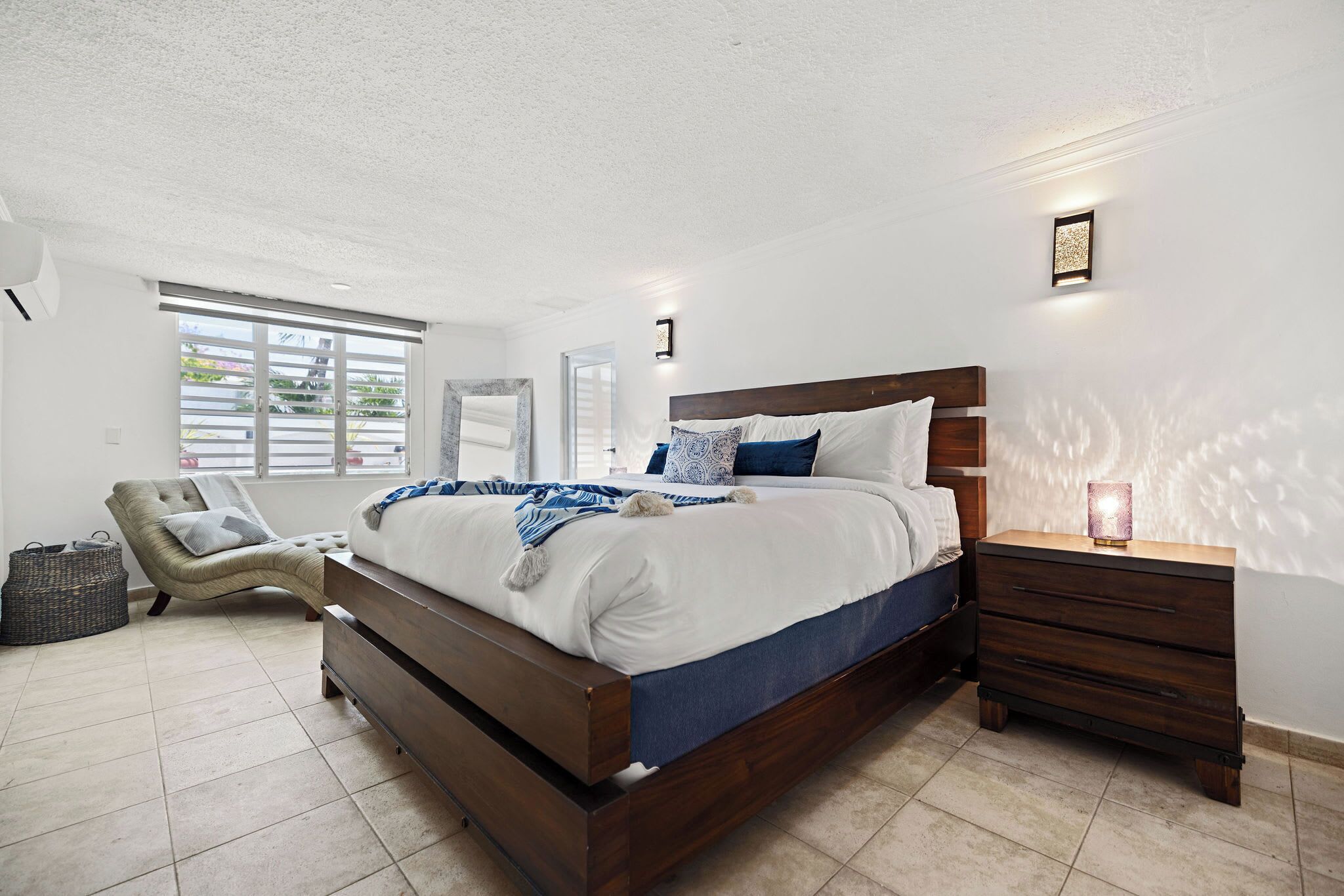 4 bedrooms, desk, iron/ironing board, travel crib