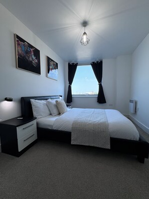 2 bedrooms, iron/ironing board, travel cot, free WiFi - Tranquil Oasis surrounded by restaurants, shops, bars, and a multiplex cinema. (Chatham)