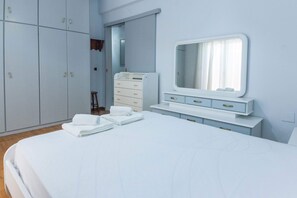 2 slaapkamers, een bureau, een strijkplank/strijkijzer, wifi