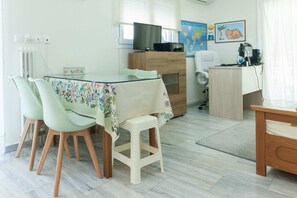 Dining - Classical 2 Bd Beauty Apt in Peaceful Chalandri (Athens)