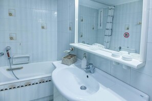 Shower, hair dryer, towels, shampoo - Classical 2 Bd Beauty Apt in Peaceful Chalandri (Athens)