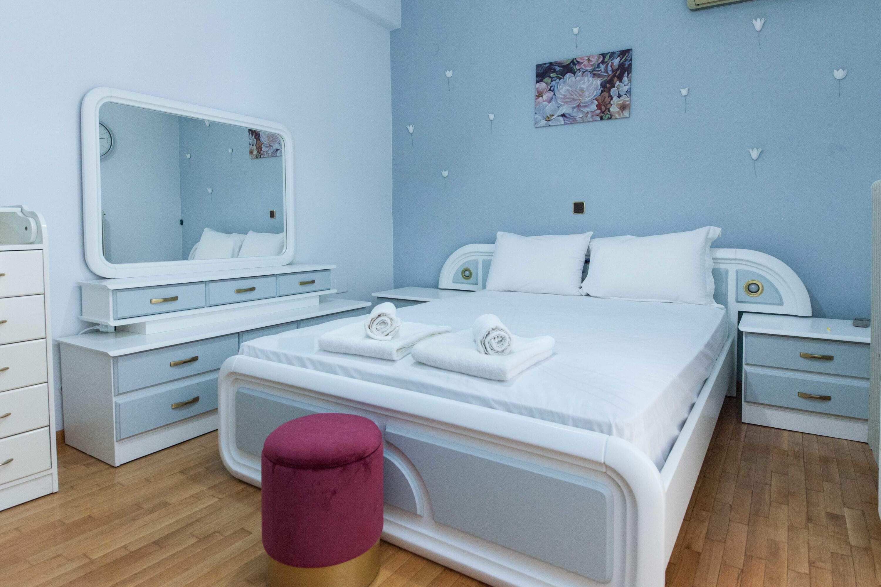 2 bedrooms, desk, iron/ironing board, WiFi