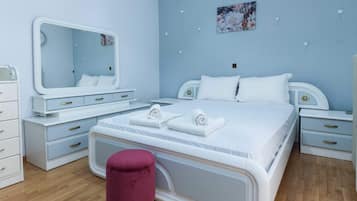 2 bedrooms, desk, iron/ironing board, WiFi