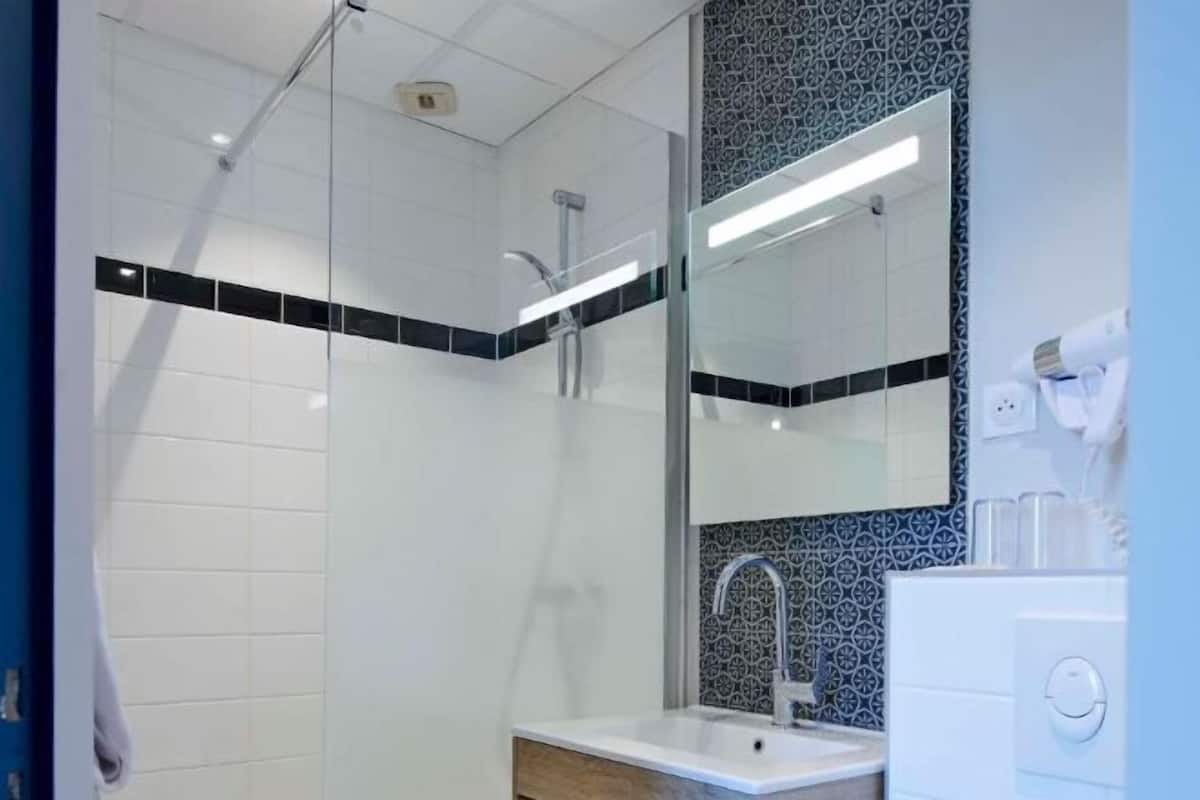 Baño | Amenidades de baño gratuitas, secadora de cabello, toallas, jabón