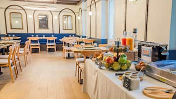 Tägliches Frühstücksbuffet (14 EUR pro Person)