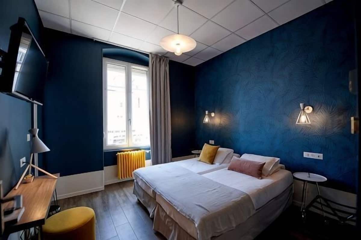 WiFi (free), bed sheets