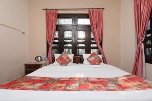 Quarto casal standard, vários quartos | Wi-Fi de cortesia, roupa de cama