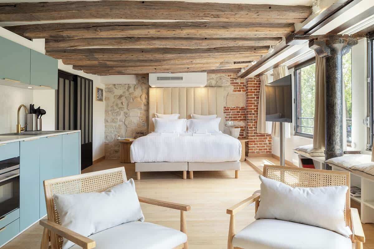 Travel crib, WiFi, bed sheets