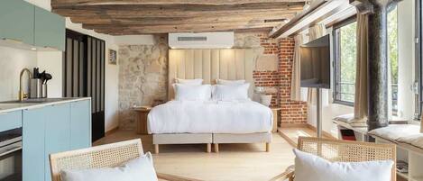 Travel crib, WiFi, bed sheets