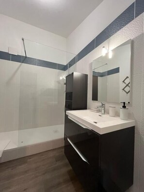 Ducha, artículos de higiene personal ecológicos y secador de pelo