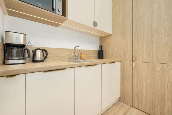 Fridge, microwave, stovetop, dishwasher