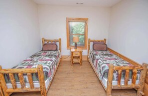 3 bedrooms, desk, iron/ironing board, WiFi - Black Bear Lodge Summ (Blue Ridge)