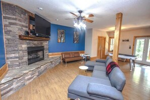 TV, fireplace, books, offices - Black Bear Lodge Summ (Blue Ridge)
