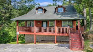 Exterior - Bear Crossing- 5 Bedrooms, Game Room, & Fantastic Chance to see black bears (Gatlinburg)