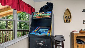 Games room - Bear Crossing- 5 Bedrooms, Game Room, & Fantastic Chance to see black bears (Gatlinburg)