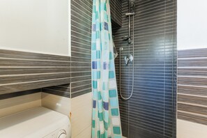 Apartment | Pancuran Bilik Mandi