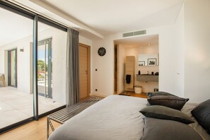 4 bedrooms, desk, iron/ironing board, free WiFi