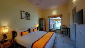 Deluxe Room, Garden View | 1 bedroom, desk, laptop workspace, soundproofing