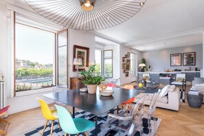 Dining - Panorama - Magnificent flat with breathtaking view of Fourvière Basilica (Lyon)