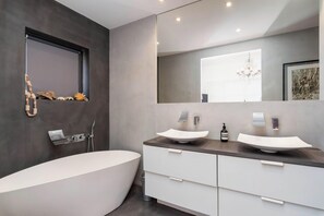 Een douche, een haardroger, handdoeken