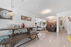 Interior - 3 Bedroom Spacious Bungalow Sunningdale Lodge Ascot Racecourse (Sunningdale)