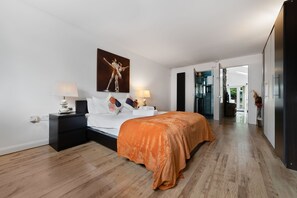 3 bedrooms, iron/ironing board, travel cot, free WiFi - 3 Bedroom Spacious Bungalow Sunningdale Lodge Ascot Racecourse (Sunningdale)