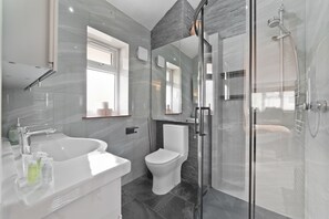 Douche, sĂšche-cheveux, serviettes fournies, savon