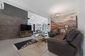 Smart TV - 3 Bedroom Spacious Bungalow Sunningdale Lodge Ascot Racecourse (Sunningdale)