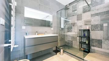Douche, articles de toilette gratuits, sèche-cheveux