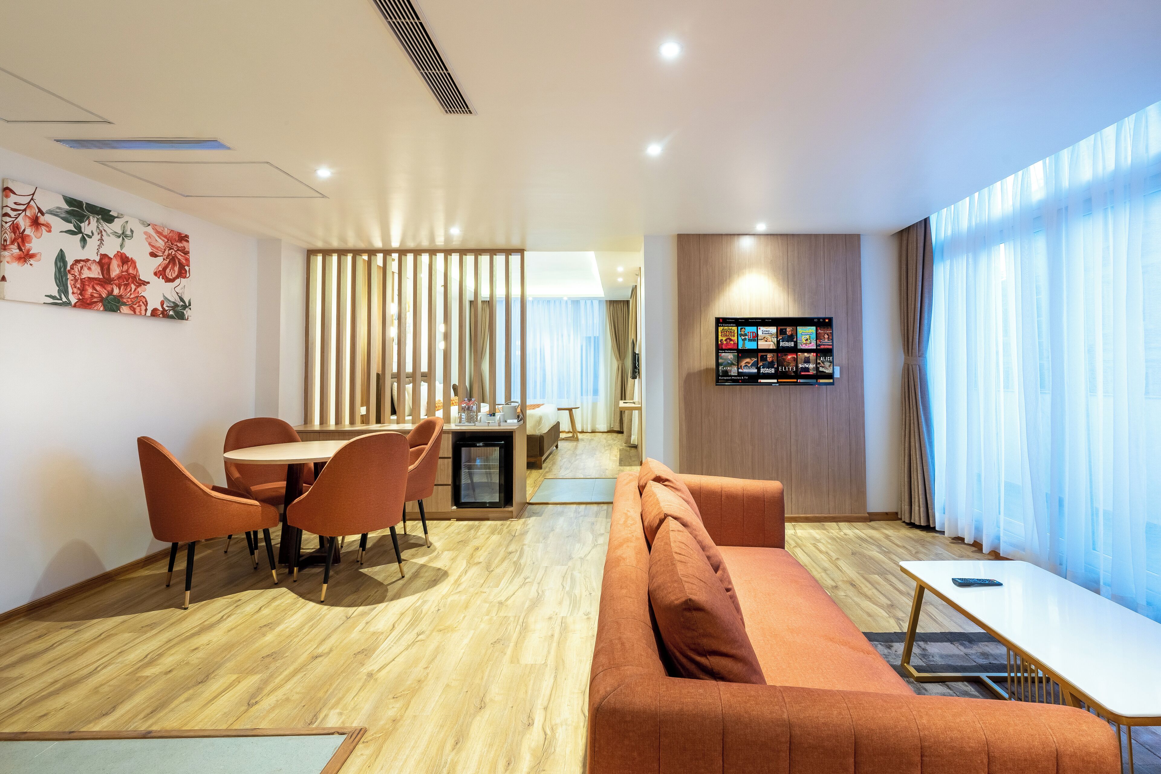 Amantaran suite with jacuzzi, balcony and courtyard view | Oppholdsområde | En 43-tommers LED-TV med digitale kanaler