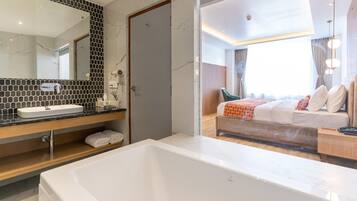 Suite | Private spa tub