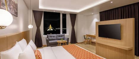 Junior suite | Pillowtop-bedden, een minibar, een kluis op de kamer, een bureau